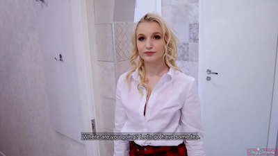 Budurwa yar jami'a ta yaudari saurayinta tare da abokinsa | POV da cum a cikin farji!